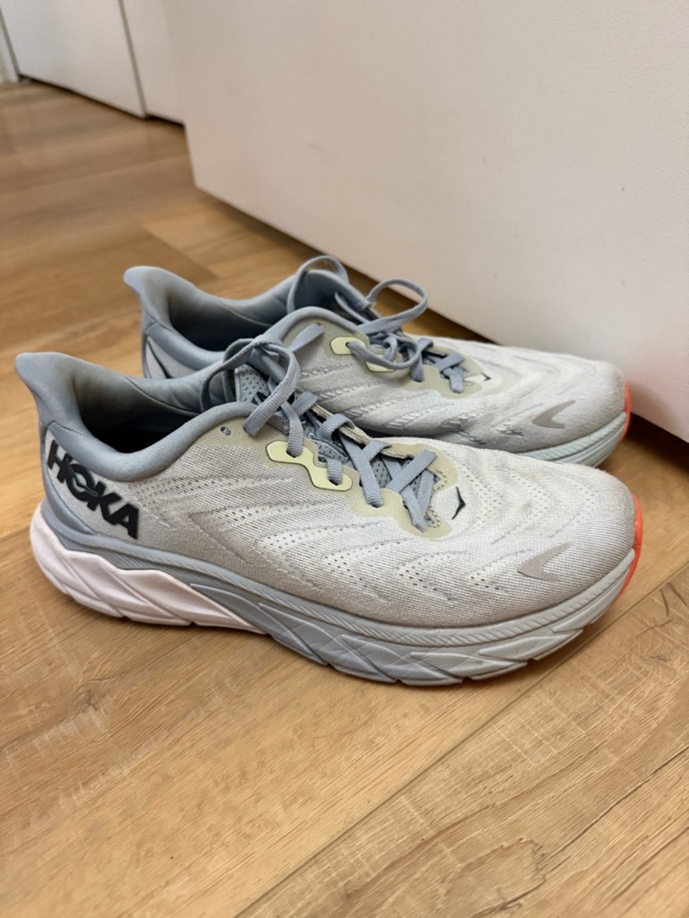 HOKA Arahi 6 women’s running sneakers size 7.5